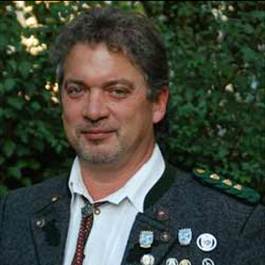 Ein Bild, das Person, Mann, Baum, drau�en enth�lt.

Automatisch generierte Beschreibung