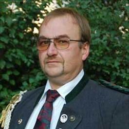 Ein Bild, das Baum, Person, Mann, drau�en enth�lt.

Automatisch generierte Beschreibung