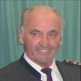 Ein Bild, das Person, Mann, Wand, drinnen enth�lt.

Automatisch generierte Beschreibung