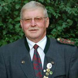 Ein Bild, das Person, Baum, drau�en, Mann enth�lt.

Automatisch generierte Beschreibung