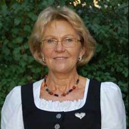 Ein Bild, das Person, Baum, drau�en, Kleidung enth�lt.

Automatisch generierte Beschreibung