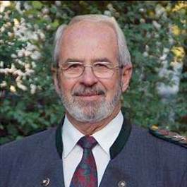 Ein Bild, das Person, Mann, Baum, drau�en enth�lt.

Automatisch generierte Beschreibung