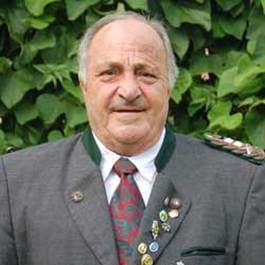 Ein Bild, das Person, Mann, drau�en, Baum enth�lt.

Automatisch generierte Beschreibung