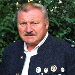 Ein Bild, das Baum, Person, Mann, drau�en enth�lt.

Automatisch generierte Beschreibung